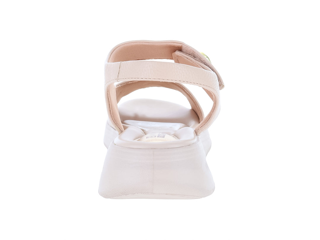Sandalia color almendra para mujer con suela de confort y correa ajustable con detalle dorado.