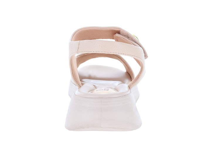 Sandalia color almendra para mujer con suela de confort y correa ajustable con detalle dorado.