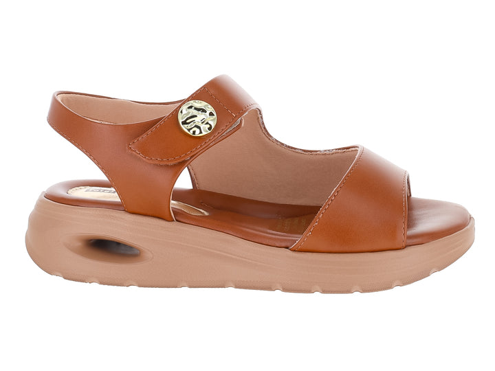 Sandalia confort Ramarim color caramelo con suela ergonómica y correa ajustable para mujer.