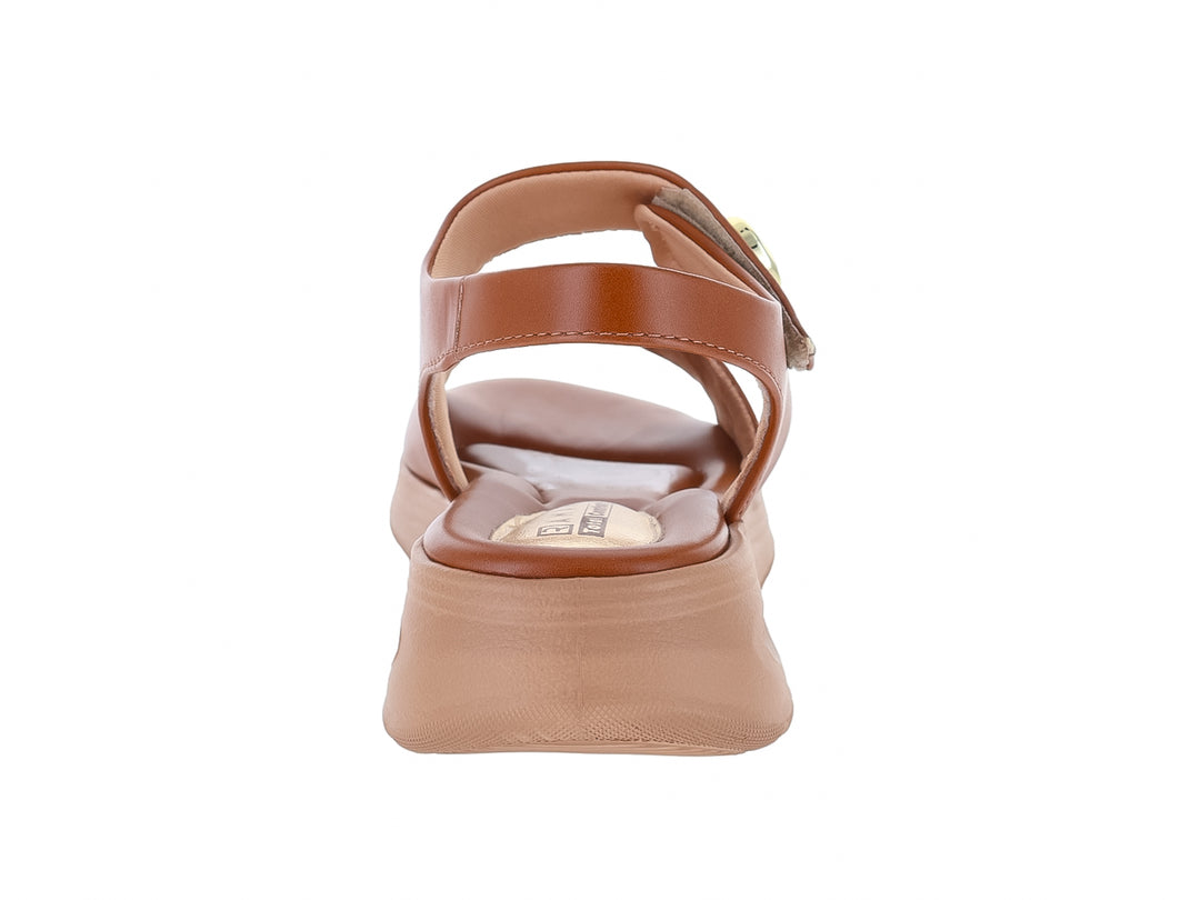 Sandalia confort Ramarim color caramelo con suela ergonómica y correa ajustable para mujer.