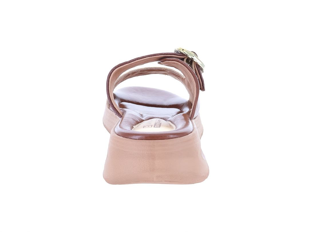 Sandalias confort Ramarim color chocolate para mujer con hebilla dorada.