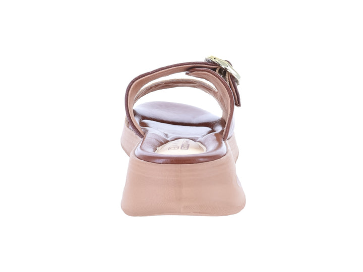 Sandalias confort Ramarim color chocolate para mujer con hebilla dorada.