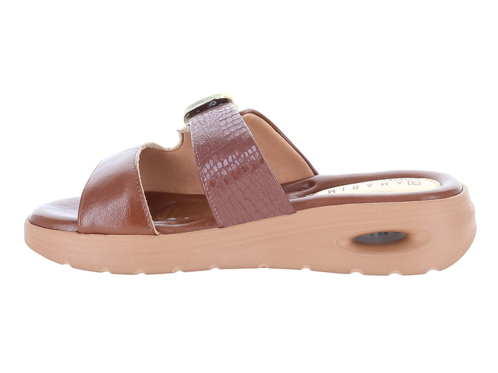 Sandalias confort Ramarim color chocolate para mujer con hebilla dorada.