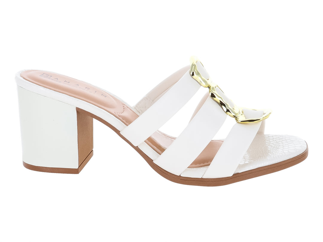 Sandalias color off white con tacón cuadrado y detalle metálico dorado.
