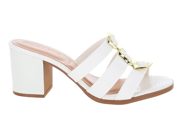 Sandalias color off white con tacón cuadrado y detalle metálico dorado.
