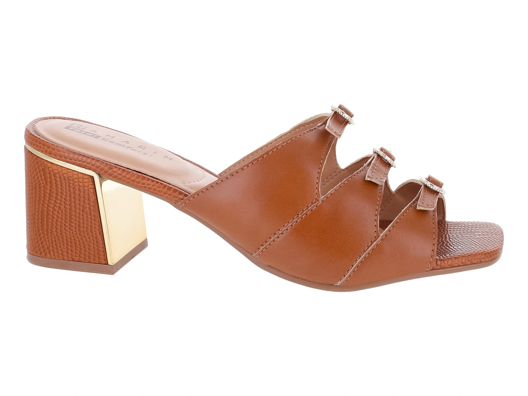 Sandalia color caramelo para mujer con tacón bloque y tiras decoradas con brillantes.