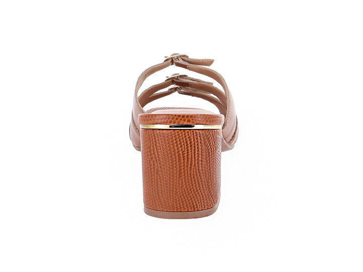 Sandalia color caramelo para mujer con tacón bloque y tiras decoradas con brillantes.