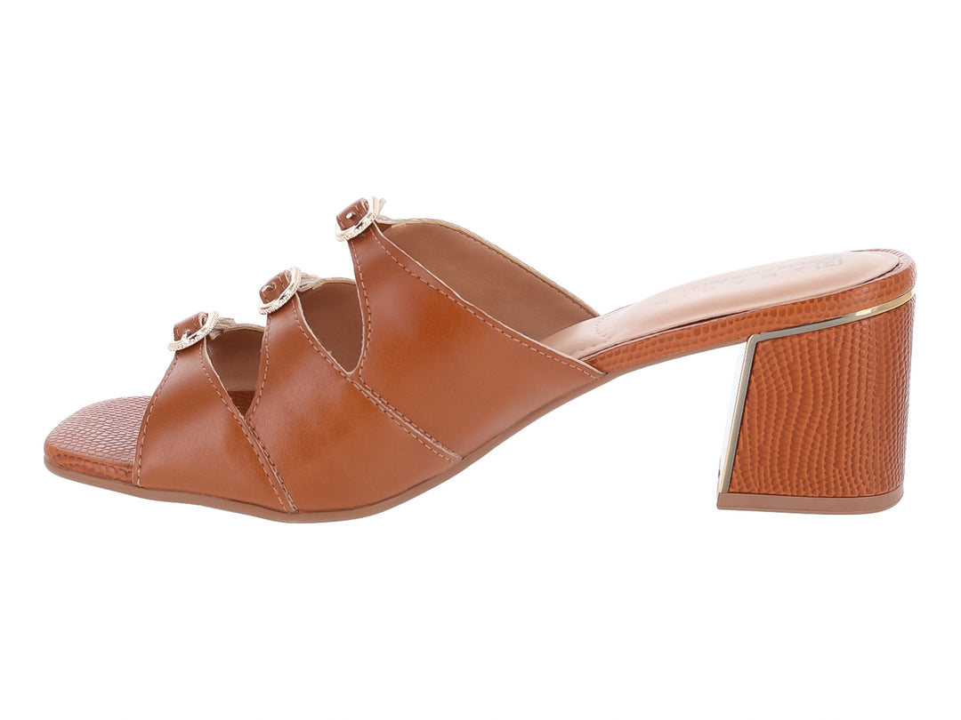 Sandalia color caramelo para mujer con tacón bloque y tiras decoradas con brillantes.