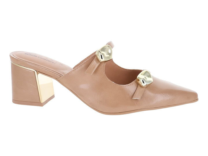 Zapato de tacón cerrado color marrón claro con detalles decorativos en dorado.