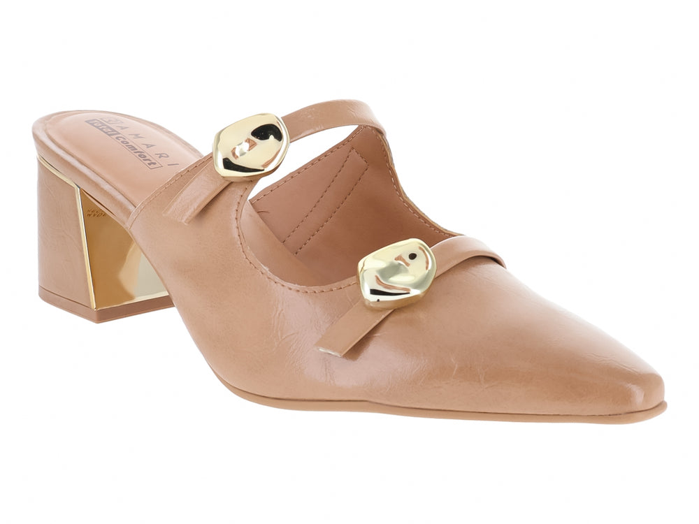 Zapato de tacón cerrado color marrón claro con detalles decorativos en dorado.