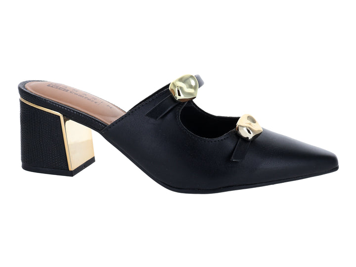 Zapato mule negro con tacón cuadrado y detalles decorativos en color dorado.