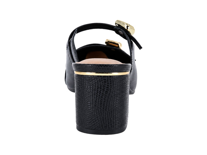 Zapato mule negro con tacón cuadrado y detalles decorativos en color dorado.