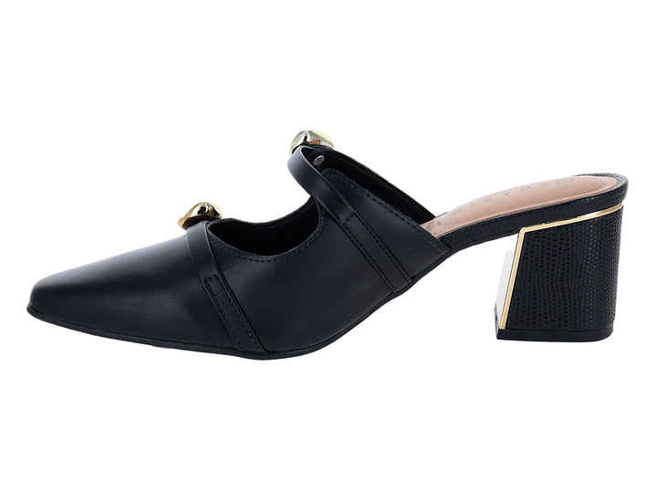 Zapato mule negro con tacón cuadrado y detalles decorativos en color dorado.