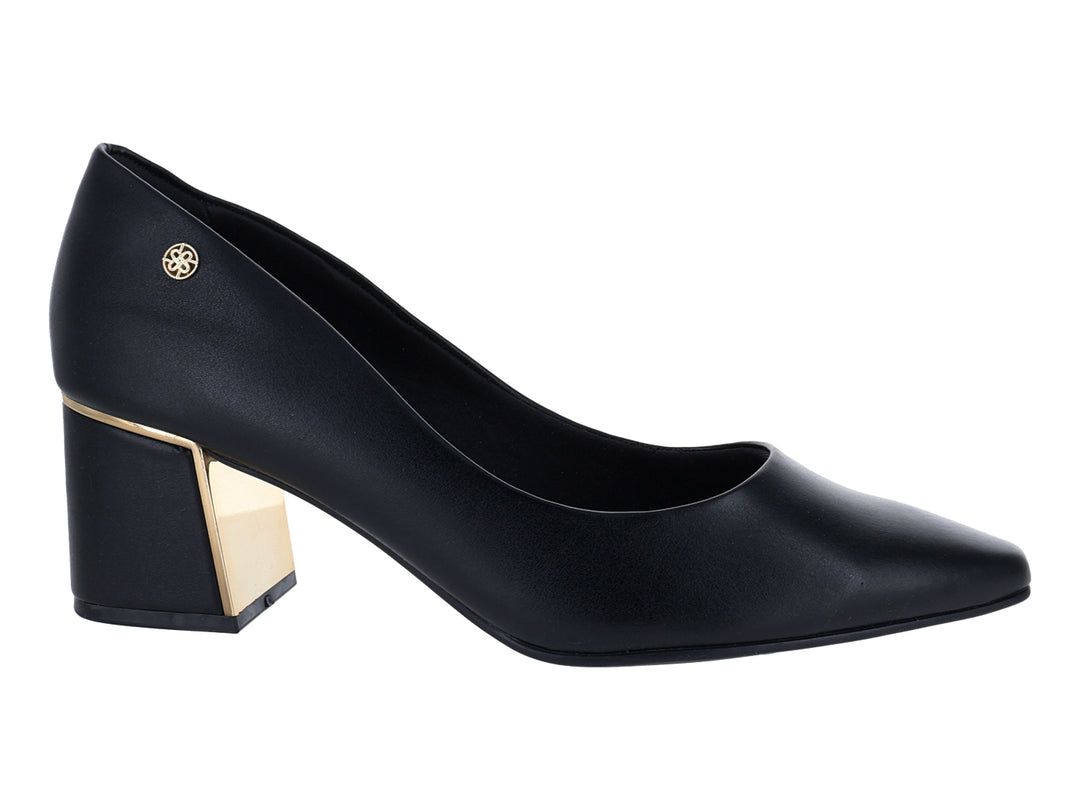 Zapato formal negro para mujer con tacón cuadrado y detalle dorado en el talón.