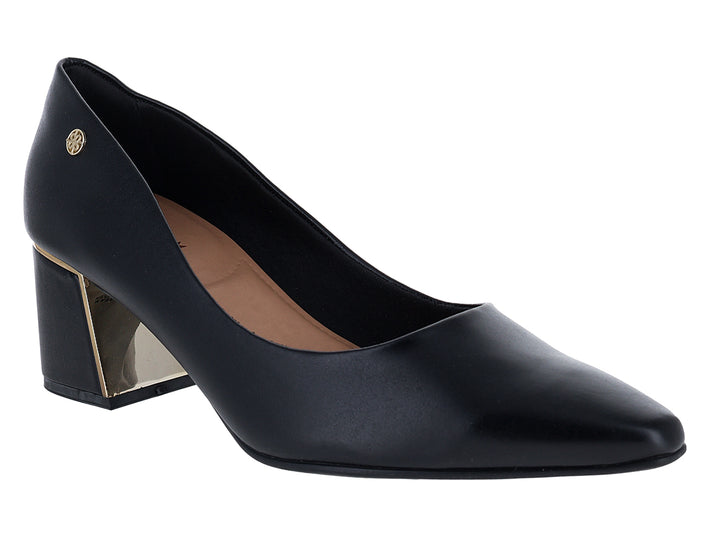 Zapato formal negro para mujer con tacón cuadrado y detalle dorado en el talón.