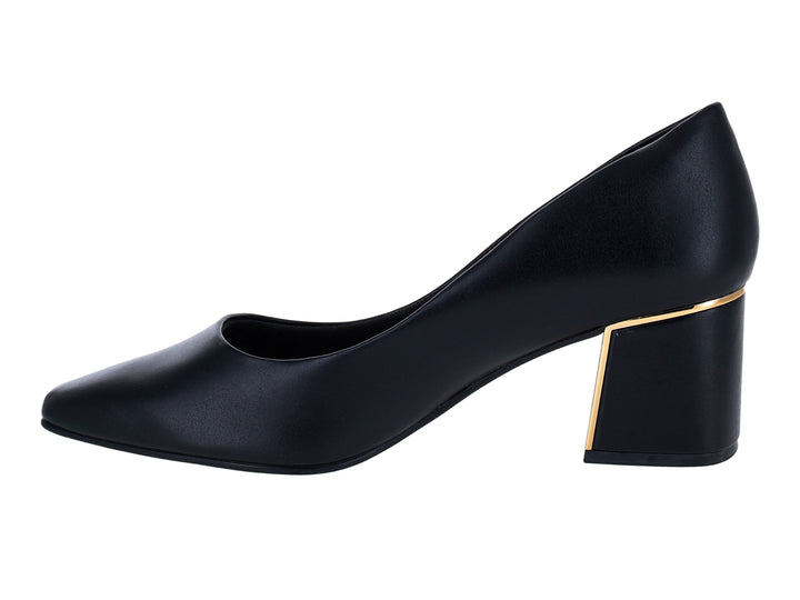 Zapato formal negro para mujer con tacón cuadrado y detalle dorado en el talón.
