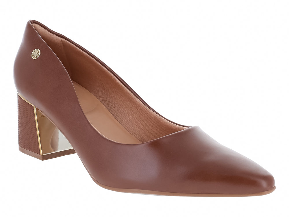 Zapato cerrado formal color chocolate con tacón bloque y detalle dorado.
