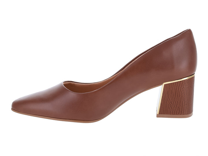 Zapato cerrado formal color chocolate con tacón bloque y detalle dorado.