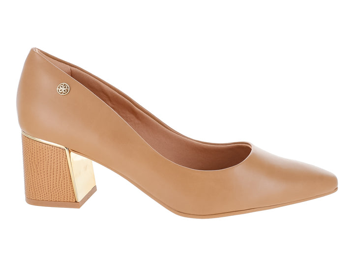Zapato cerrado formal color marrón claro con tacón cuadrado y detalle dorado lateral.