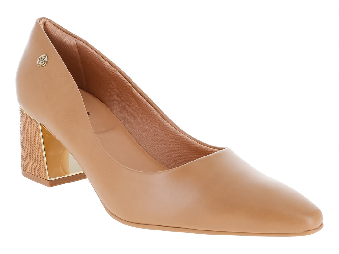 Zapato cerrado formal color marrón claro con tacón cuadrado y detalle dorado lateral.