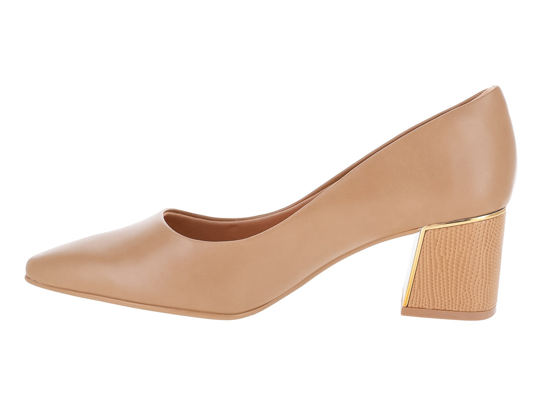 Zapato cerrado formal color marrón claro con tacón cuadrado y detalle dorado lateral.