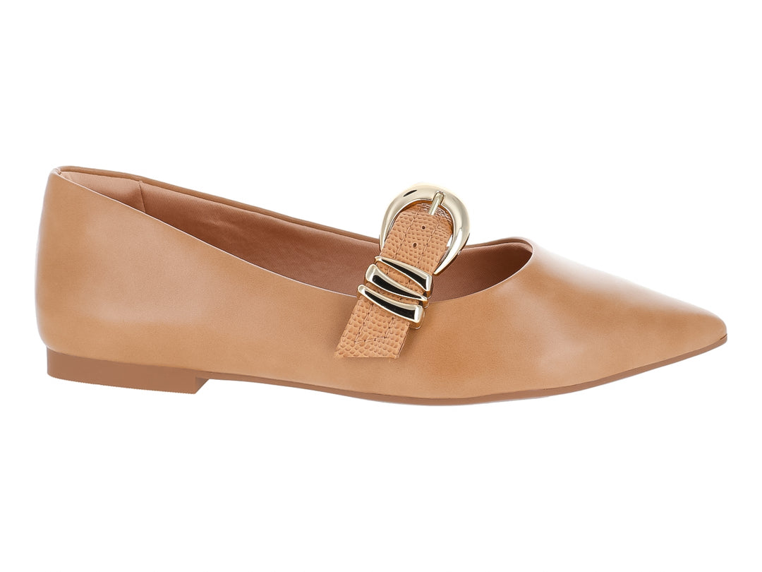Zapato plano tipo ballerina color marrón claro con detalle de hebilla dorada en la parte superior.