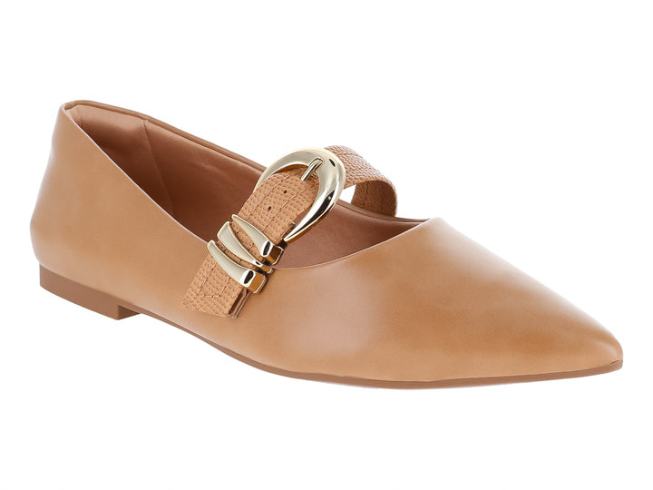 Zapato plano tipo ballerina color marrón claro con detalle de hebilla dorada en la parte superior.