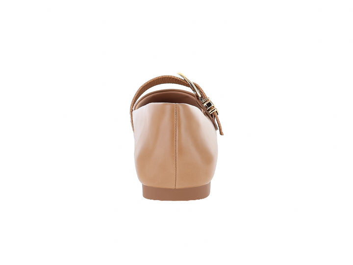 Zapato plano tipo ballerina color marrón claro con detalle de hebilla dorada en la parte superior.
