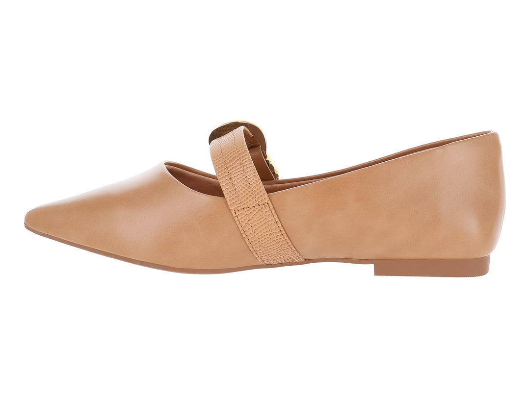Zapato plano tipo ballerina color marrón claro con detalle de hebilla dorada en la parte superior.