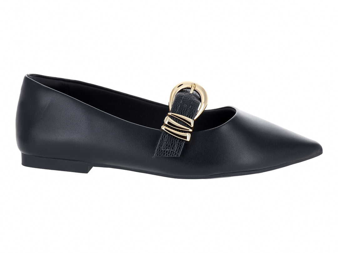 Zapato plano tipo ballerina color negro con hebilla dorada decorativa en la parte superior.