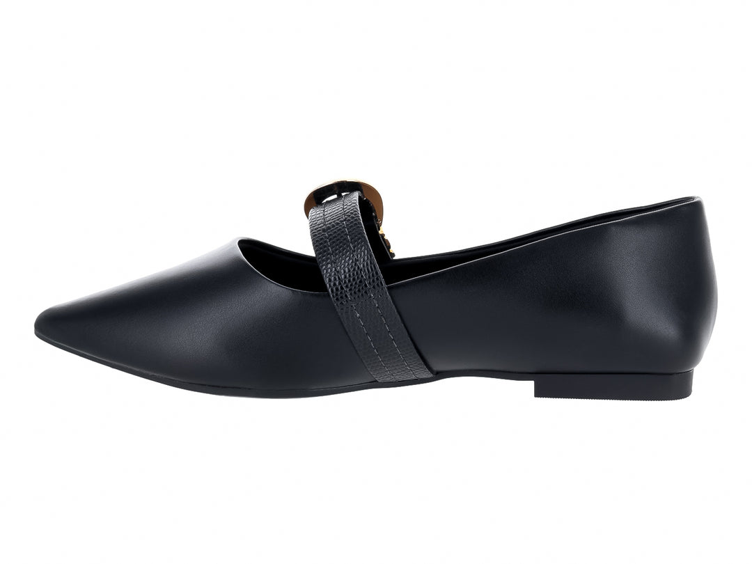 Zapato plano tipo ballerina color negro con hebilla dorada decorativa en la parte superior.