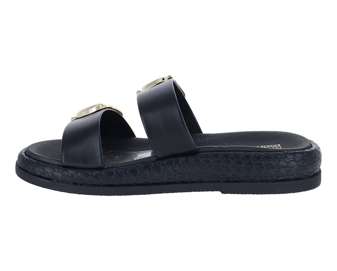 Sandalias negras de plataforma con hebillas doradas y detalle trenzado en la suela.