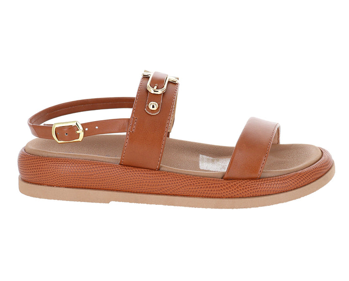 Sandalias color caramelo con plataforma y hebillas doradas para mujer.