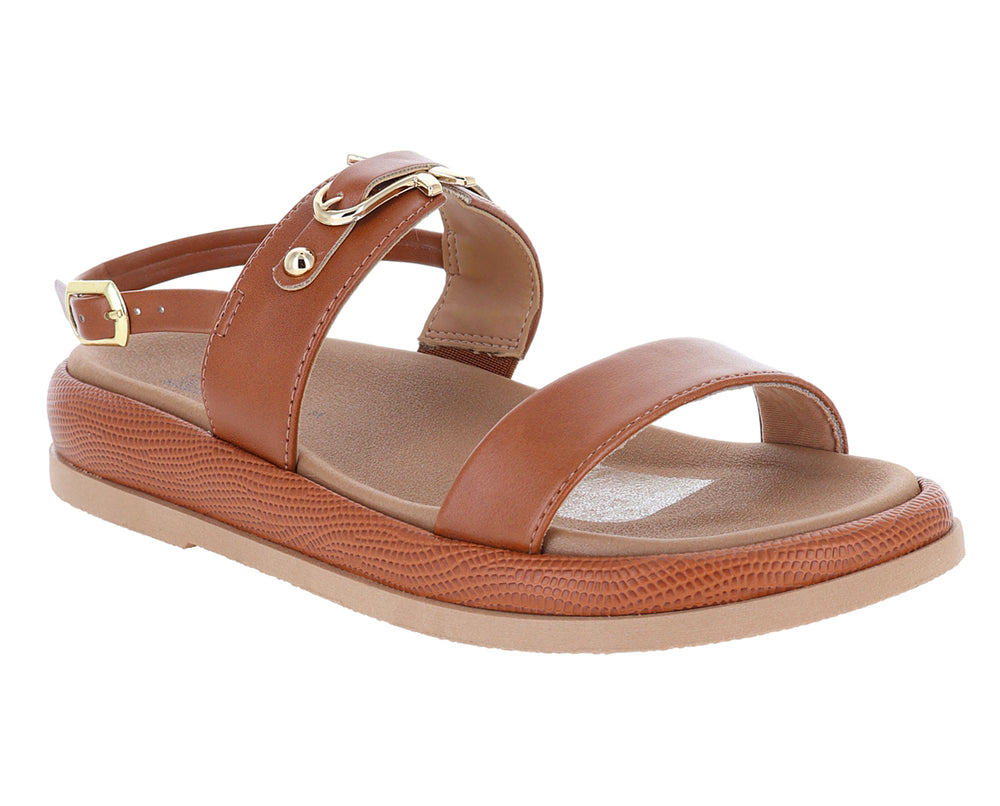 Sandalias color caramelo con plataforma y hebillas doradas para mujer.