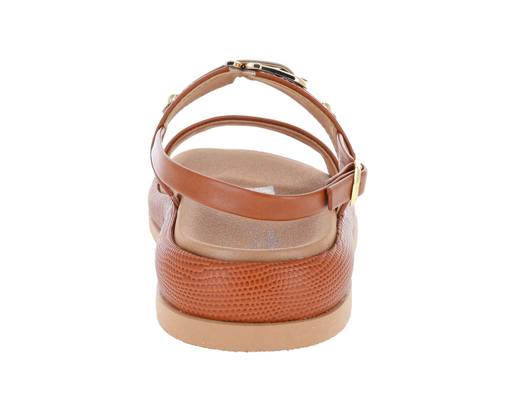 Sandalias color caramelo con plataforma y hebillas doradas para mujer.