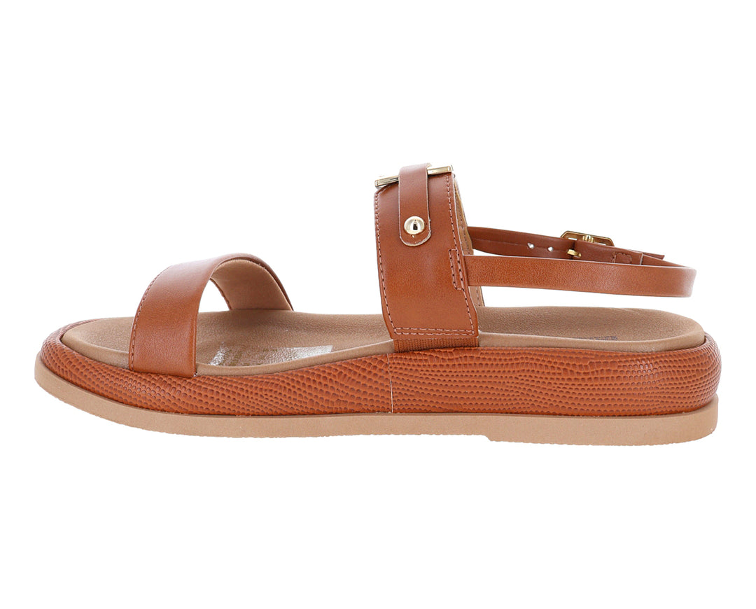 Sandalias color caramelo con plataforma y hebillas doradas para mujer.