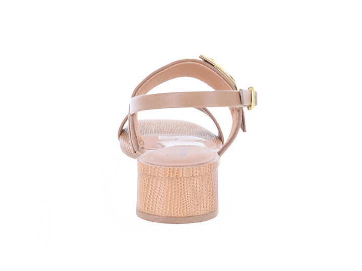 Sandalias color macchiato para mujer con tacón bajo y hebillas doradas.