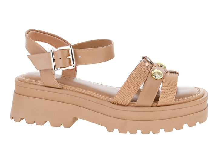 Sandalias de plataforma color marrón claro con suela track y detalles dorados.