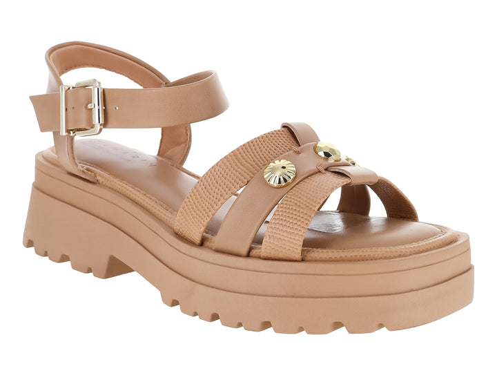 Sandalias de plataforma color marrón claro con suela track y detalles dorados.