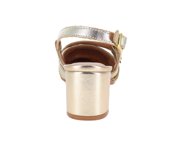 Zapato cerrado color oro para mujer con tacón cuadrado y hebillas decorativas