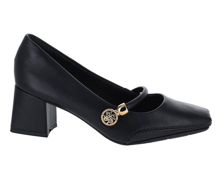 Zapato cerrado color negro con tacón cuadrado y detalle metálico dorado en la parte superior.