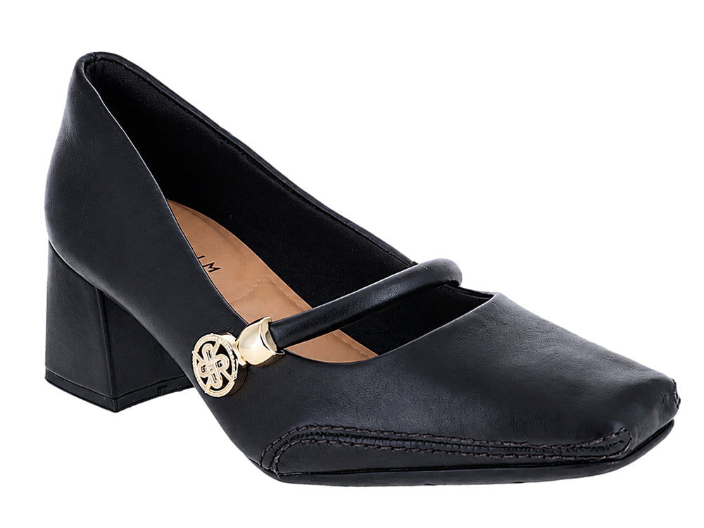 Zapato cerrado color negro con tacón cuadrado y detalle metálico dorado en la parte superior.