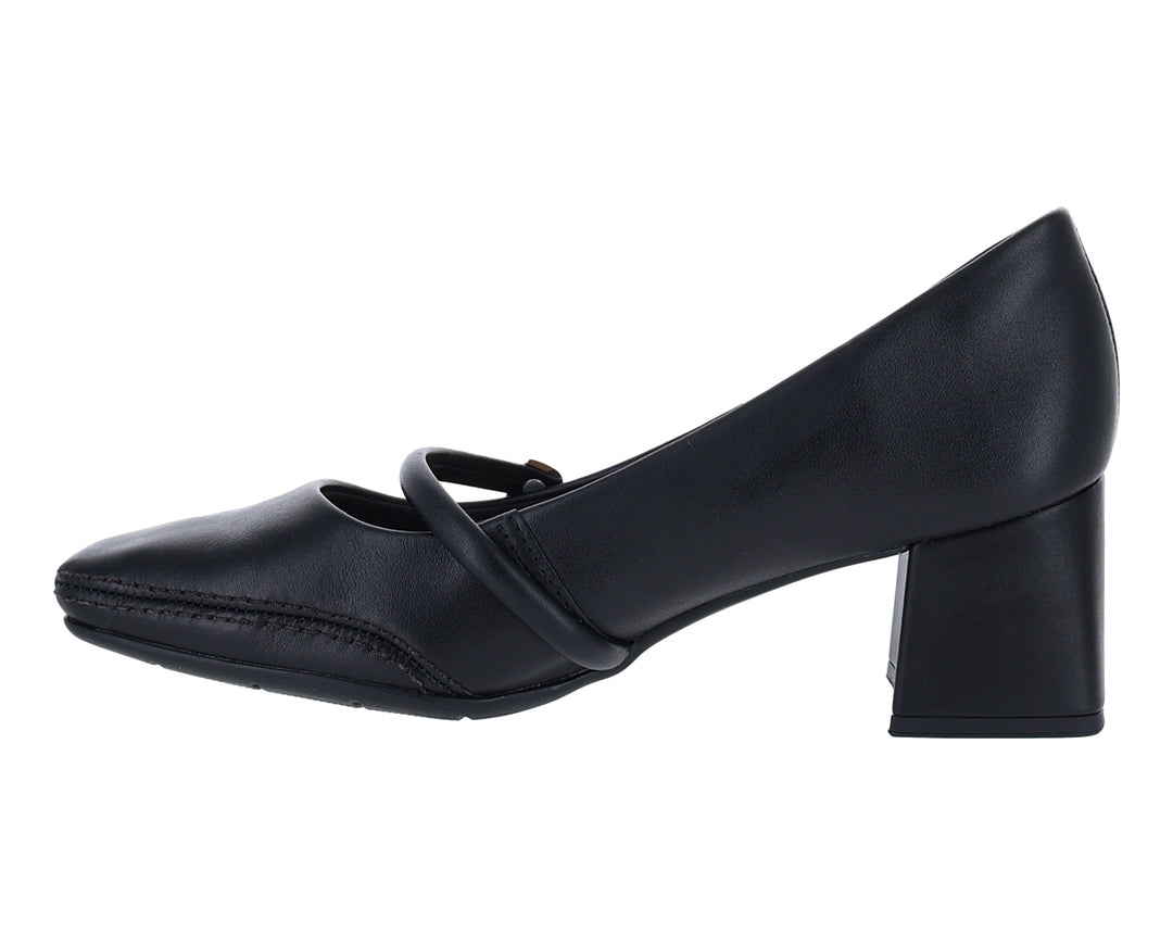 Zapato cerrado color negro con tacón cuadrado y detalle metálico dorado en la parte superior.