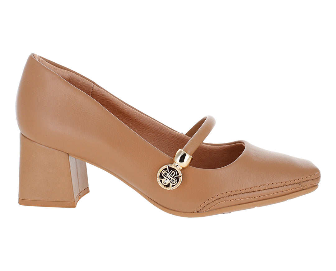 Zapato de tacón cerrado color marrón claro con detalle dorado y tacón cuadrado.