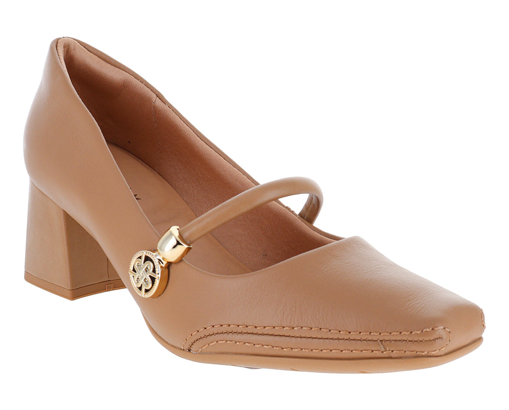 Zapato de tacón cerrado color marrón claro con detalle dorado y tacón cuadrado.
