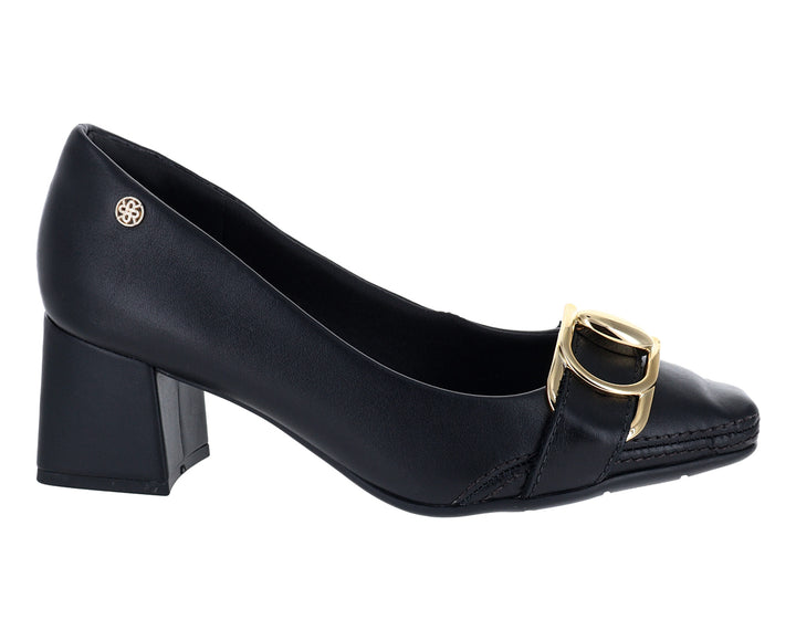 Zapato negro cerrado de tacón cuadrado con hebilla dorada decorativa.