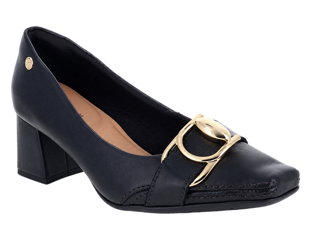Zapato negro cerrado de tacón cuadrado con hebilla dorada decorativa.
