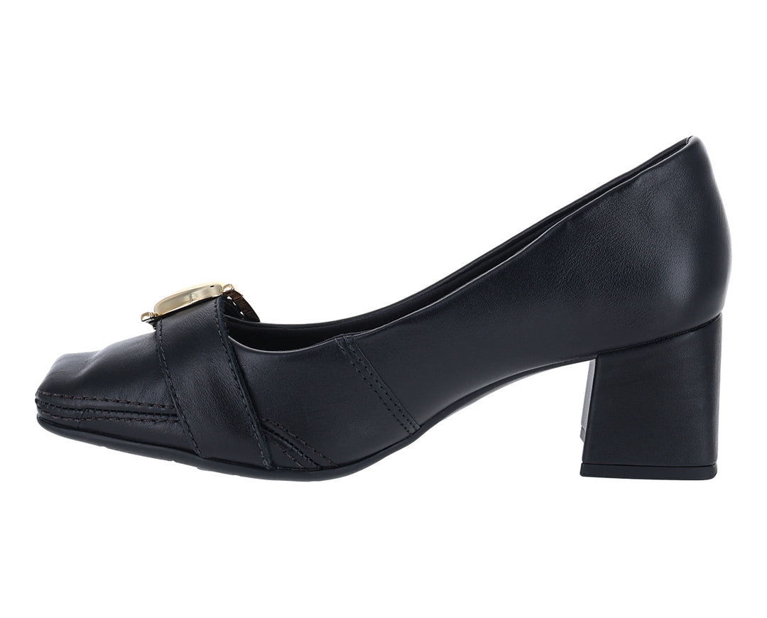Zapato negro cerrado de tacón cuadrado con hebilla dorada decorativa.