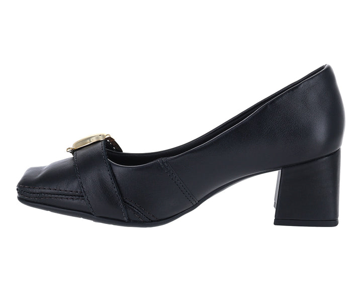 Zapato negro cerrado de tacón cuadrado con hebilla dorada decorativa.