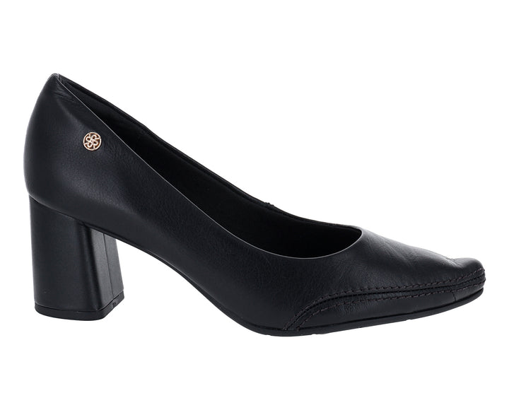 Zapato cerrado de tacón cuadrado color negro para mujer.